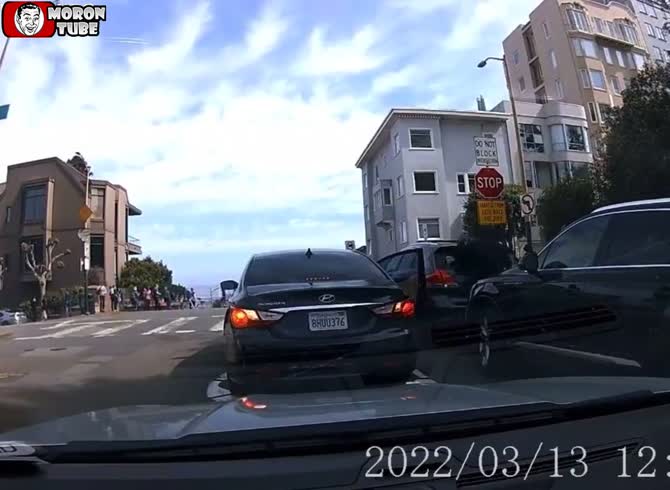 Video :After taking the contents of a car, the thief collides with a pedestrian